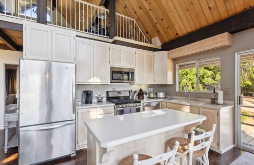 Kelseyville Cottage | Warm and Cozy Mountain and Lake View Haven by RedAwning