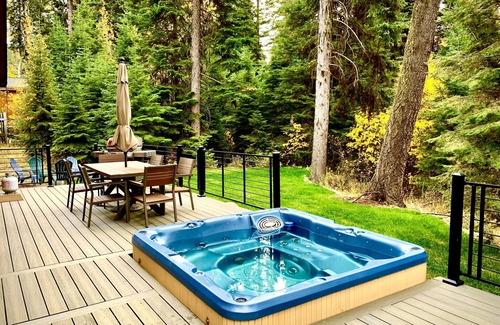 McCall House | Warm and Spacious Home Near Town/Lake - Private Hot Tub & Pool Table