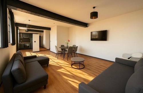 Chinatown Apartment | Warm Balcony Apt for 6 – City Centre Dining & Bars