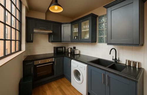 Chinatown Apartment | Warm Balcony Apt for 6 – City Centre Dining & Bars