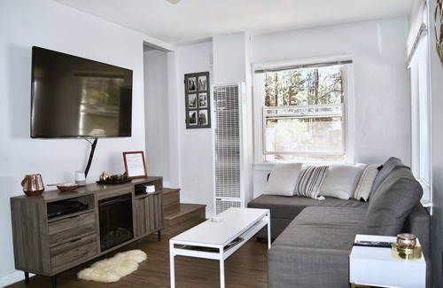 Big Bear City Cottage | Warm & Cozy Big Bear Mountain Cottage | X-Box, FirePit, Cornhole