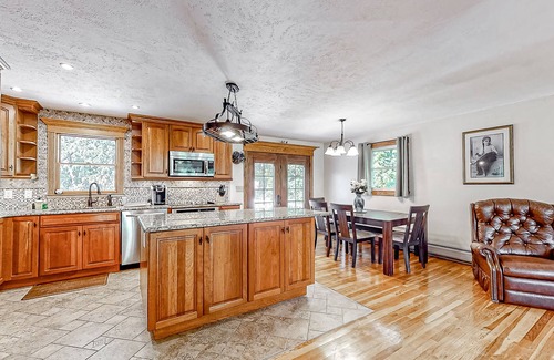 Greenland House | Warm house with pool table, large deck, AC, washer/dryer, & beautiful kitchen