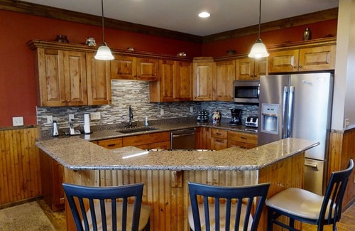 Snowshoe House | Warm & Inviting 7BR with Gaming Den by RedAwning