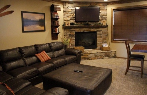 Snowshoe House | Warm & Inviting 7BR with Gaming Den by RedAwning