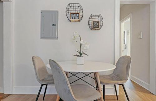 Rogers Park Apartment | Warm & Lovely 2BR Apt close to Dining & Shops - Touhy 1S