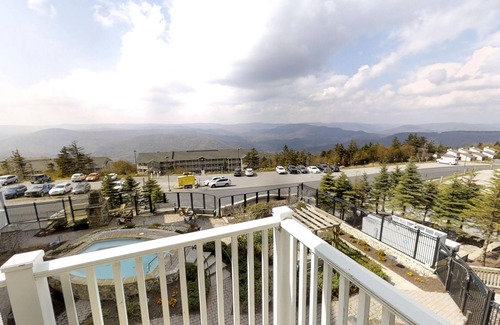 Snowshoe Condo | Warm & Welcoming Studio in Seneca by RedAwning