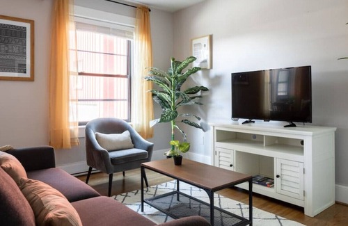 Theatre District Apartment | Warr16-1/1 · Charming Theater District 1Br | Walk Anywhere!