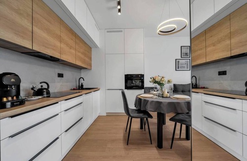 Wlochy Apartment | Warsaw Jutrzenki Apt - Gym, Balcony, Parking - by Rentujemy
