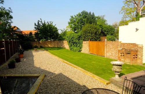 Tolworth House | Warwick Lodge