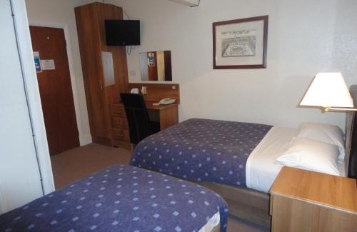 Tolworth House | Warwick Lodge