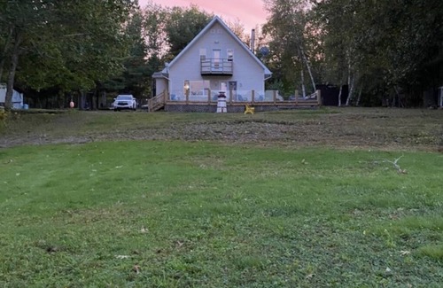 Shannon Cottage | Washademoak Lake House- hot tub, private beach & family-friendly vacation home