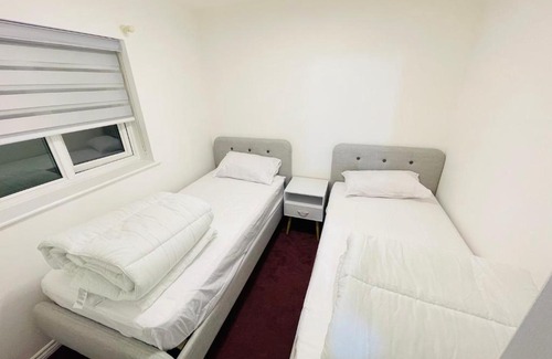 Cheetham Hill House | Watan Cottage - Spacious 3 Bedrooms Entire House With Beautiful Outdoor Garden