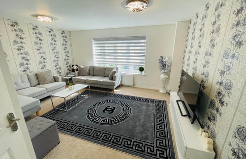 Cheetham Hill House | Watan Cottage - Spacious 3 Bedrooms Entire House With Beautiful Outdoor Garden