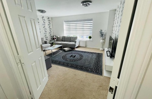 Cheetham Hill House | Watan Cottage - Spacious 3 Bedrooms Entire House With Beautiful Outdoor Garden