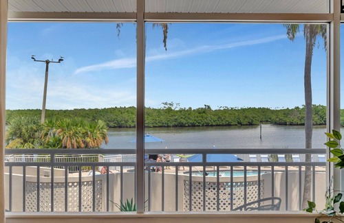 Ruskin Apartment | Watch the dolphins! Large balcony Suite and heated pool!