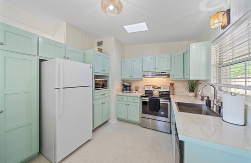 Vamo House | Water Access Retreat | Kayak + Hot Tub