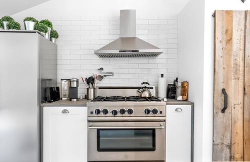 The Bluff Cottage | Water front cottage 'The Dream' w/hot tub