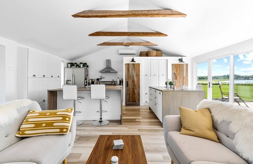 The Bluff Cottage | Water front cottage 'The Dream' w/hot tub