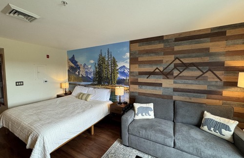 Vernon Hotel | Water Park (Next Door) Pool Hot Tubs Sauna Gym Stunning Sunsets #261