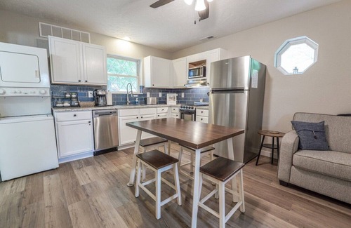 Indian Point Cottage | Water's Edge Cottage - On the water! 5 mins to SDC