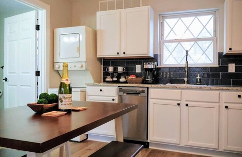 Indian Point Cottage | Water's Edge Cottage - On the water! 5 mins to SDC