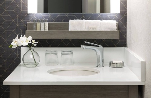 Fisherman's Wharf Hotel | Water View Queens Room, Hotel Caza, Steps from Lombard St