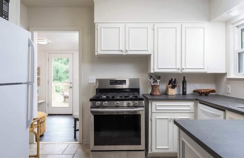 Kansas City Cottage | Waterfall Garden Cottage Lux Beds 5 Min. 2 DT KCMO