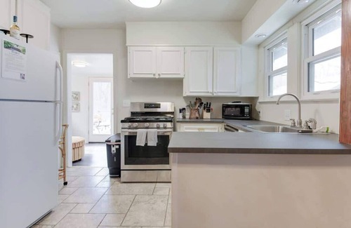 Kansas City Cottage | Waterfall Garden Cottage Lux Beds 5 Min. 2 DT KCMO