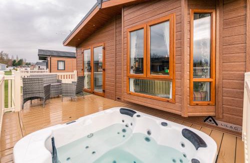 Allerthorpe Cabin | Waterfall Luxmy Lodge with Hot Tub