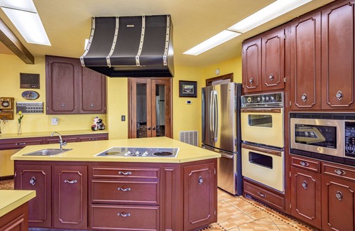 Oakhurst House | Waterfall View Retreat near Yosemite. Sleeps 21, Hot Tub,Swimming Spa, Game Room