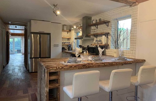 Sainte-Agathe-des-Monts Ski Chalet | Waterfront cottage with private spa, blending rustic and contemporary charm.