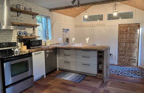 Sainte-Agathe-des-Monts Ski Chalet | Waterfront cottage with private spa, blending rustic and contemporary charm.