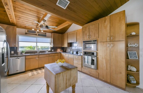 Marathon House | Waterfront, 100ft Dock, Kayaks, Bikes, Pool, Hot Tub, Basketball & Pickleball