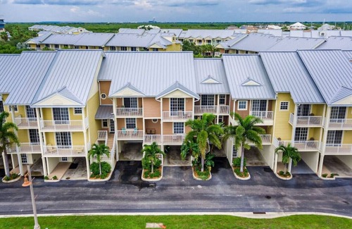 Ruskin Condo | Waterfront 2 bdrm - Beach, Pools, Restaurants, Bars, Fitness Center, Charters and so much more!