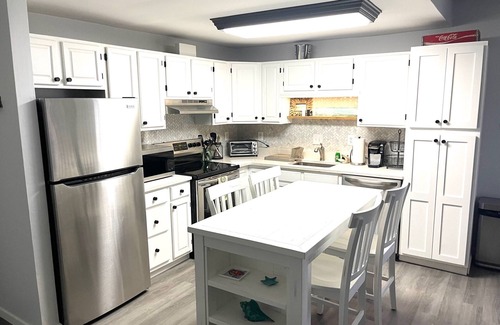 Caine Woods Condo | Waterfront 2 Bedroom - 2 Blocks from the Beach - Premium Location