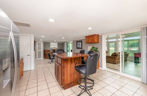 Southmont House | Waterfront 3 suites and 3 bathrooms. True lake living.