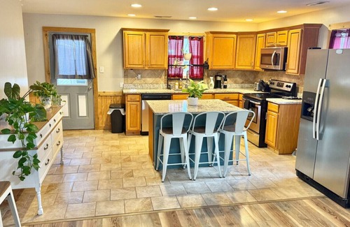 Bendena House | Waterfront 3bd House w/Sunset View & Fenced Yard