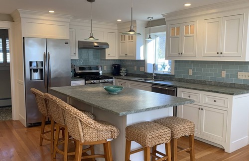 Bonnet Shores House | Waterfront 4 Bedroom House with Beautiful Views - Short Walk to Kelly Beach!