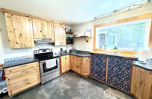 Meredith House | Waterfront 4BR Luxe~Transport Available~Sleeps 10