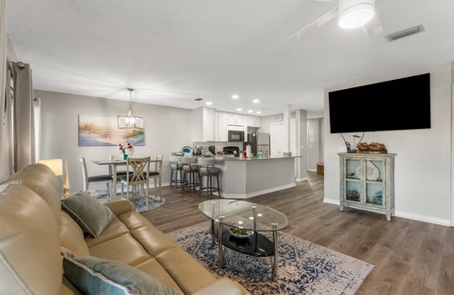 Thomas Drive Condo | Waterfront boat dock,very close to beach, pool, tennis courts, and sauna.