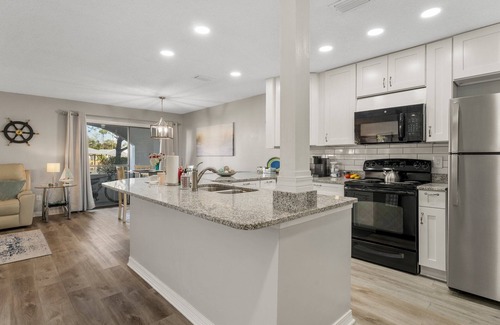 Thomas Drive Condo | Waterfront boat dock,very close to beach, pool, tennis courts, and sauna.