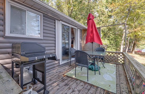 Algonquin Highlands Cabin | Waterfront Night Owl Cottage on Halls Lake