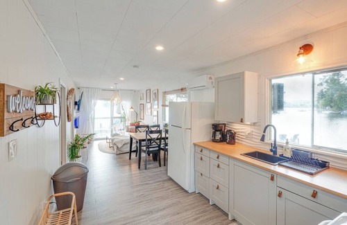 Algonquin Highlands Cabin | Waterfront Calming Nest Cottage on Halls Lake