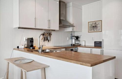 Ballstad House | Waterfront cabin in the middle of Lofoten