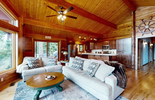 Agate House | waterfront cabin on two acres with private beach, hot tub, kayaks & deck