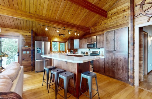 Agate House | waterfront cabin on two acres with private beach, hot tub, kayaks & deck