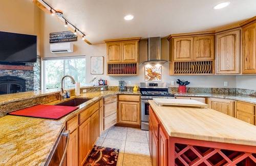 Coeur d'Alene House | Waterfront Cabin W/Two Decks, Gourmet Kitchen, Free WiFi, & Lake Access