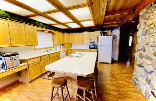 Island Park Cabin | Waterfront Cabin With Beautiful View Of Mt. Sawtelle & close to Yellowstone Park