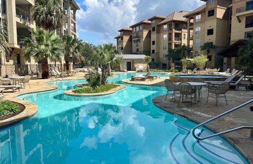 Horseshoe Bay House | Waterfront Condo for 4 with Resort Pool & Lake View