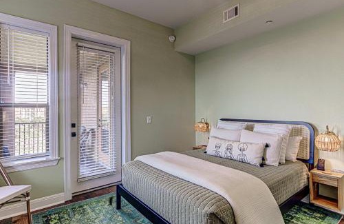 Horseshoe Bay House | Waterfront Condo for 4 with Resort Pool & Lake View
